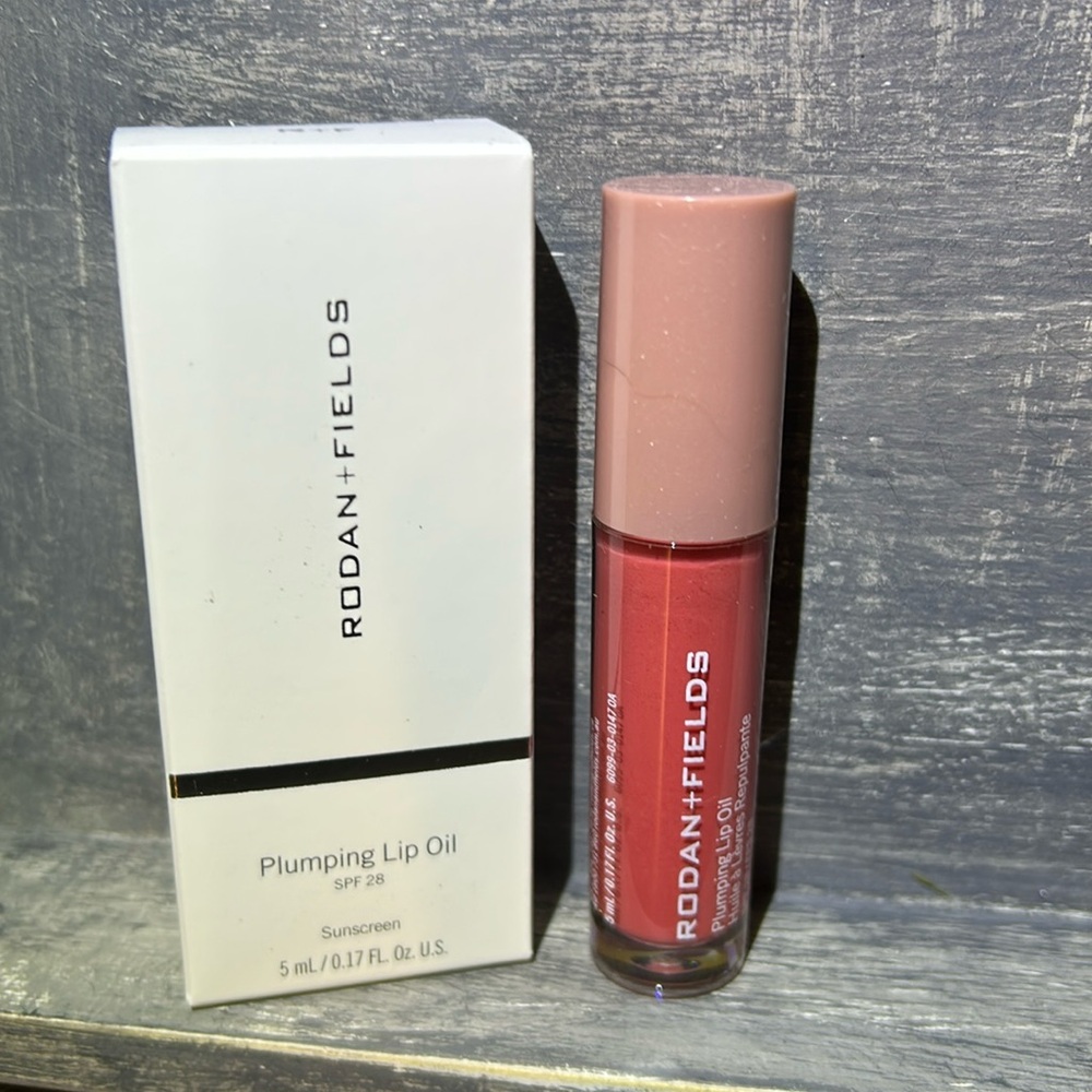 R+F plumping lip oil in pink/rose